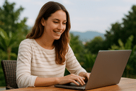 Iemand die met een laptop werkt op een plek naar keuze als symbool voor werken waar en wanneer je wilt met een online inkomen